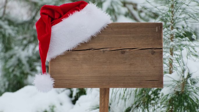 带红帽子的招牌。木制路标上的圣诞老人帽子