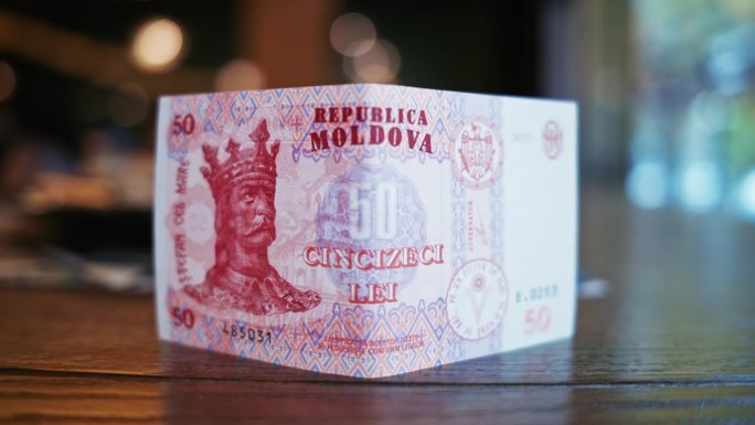 近距离观察桌子上摩尔多瓦共和国发行的50列伊红色钞票