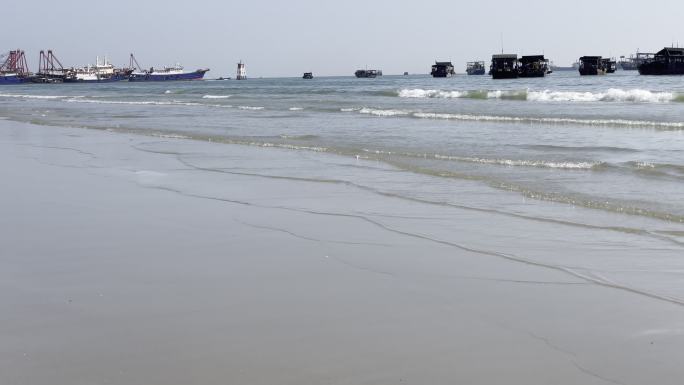 冬天的广西北海侨港海滩码头沙滩海浪渔船