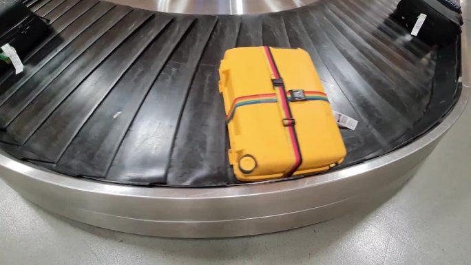 机场的旋转行李传送带。