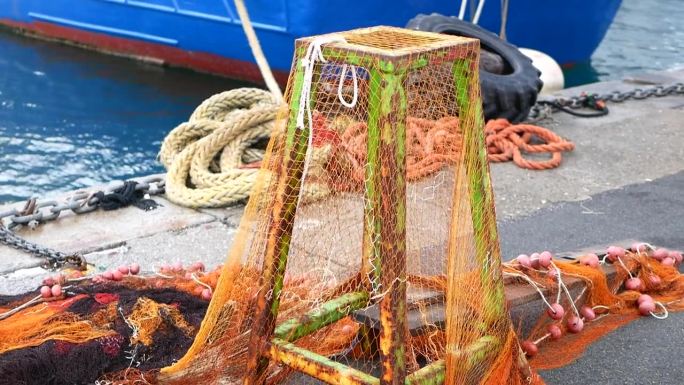 堆放商业鱼网和刺网，渔民码头