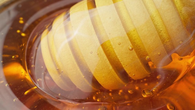 健康的有机蜂蜜。用蜜罐盛蜂蜜。世界蜂蜜日。
