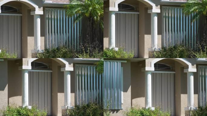 用钢百叶窗把住宅的窗户用木板封起来，以防止飓风的侵袭。佛罗里达州自然灾害前的防护措施