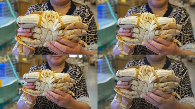 手里的面包蟹