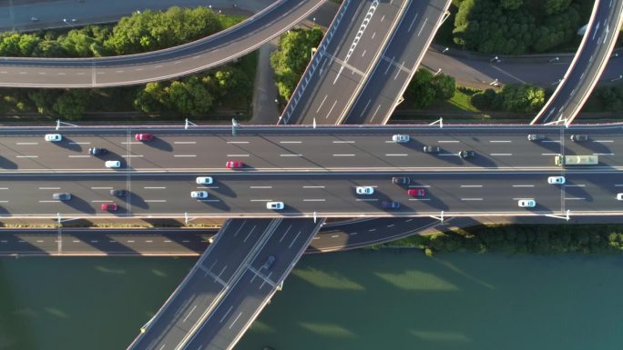 航拍无人机的高速公路多层次路口道路与移动的汽车在日落。运输车辆主动向不同方向移动。中国。自顶向下视图
