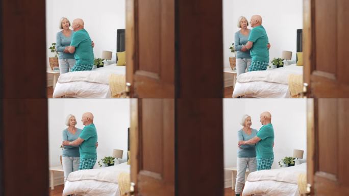 女人，走路和帮助退休老人从床上与信任一起平衡。照顾，支持或老年人在卧室照顾关节炎，骨质疏松症或活动在