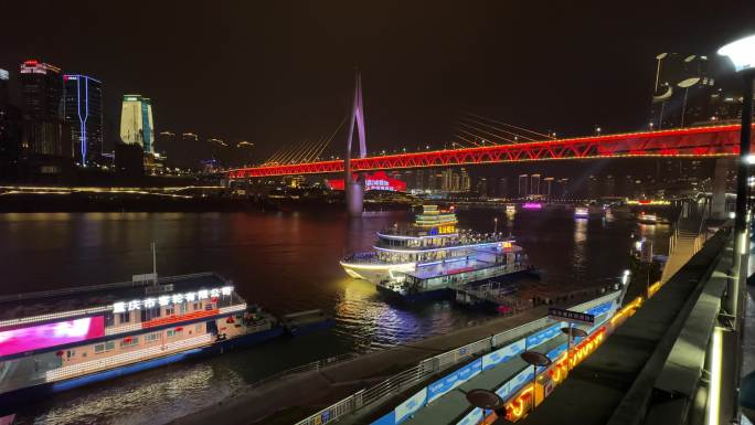 重庆市夜间拍摄轮船大桥
