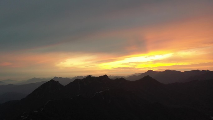 航拍夕阳下的万里长城