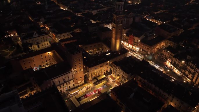 维罗纳但丁广场夜间的空中旋转无人机视图