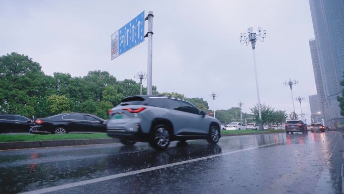 16雨天车行