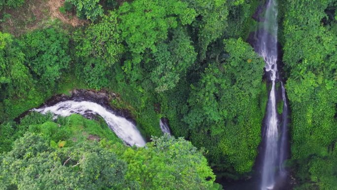 鸟瞰斐济瀑布在巴厘岛，印度尼西亚