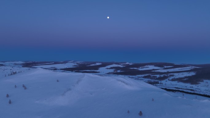 呼伦贝尔林草结合部丘陵雪景山林夜色