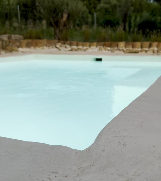 托斯卡纳式住宅游泳池由钙质制成