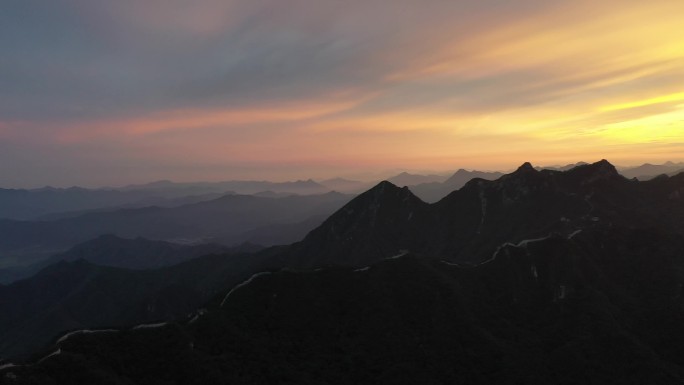 航拍夕阳下的万里长城