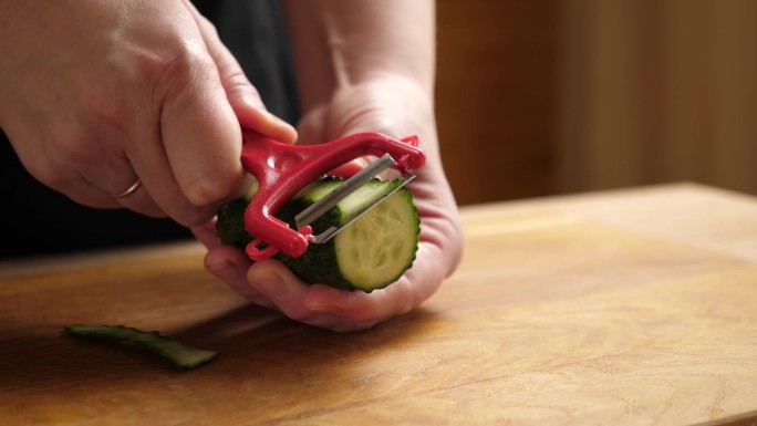 新鲜的黄瓜被切成小块用于烹饪。制作黄瓜菜
