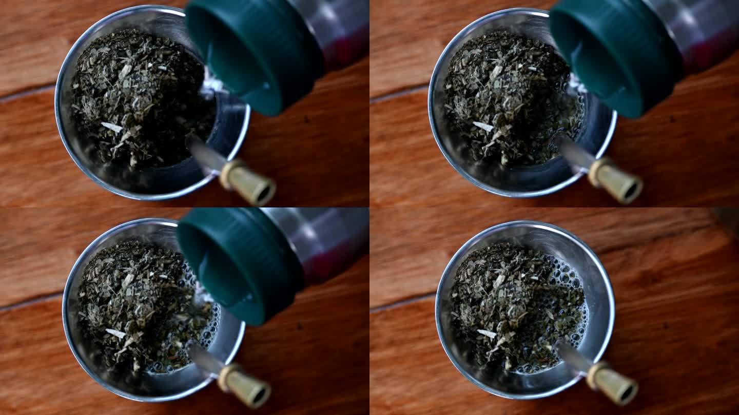 用保温瓶招待伴侣。在阿根廷、巴西、巴拉圭和乌拉圭消费的传统马黛茶。