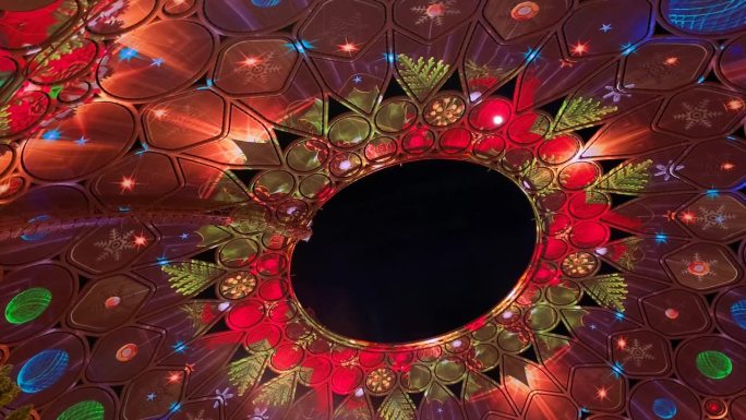 彩色LED装饰天花板背景上的穹顶，数字显示投影