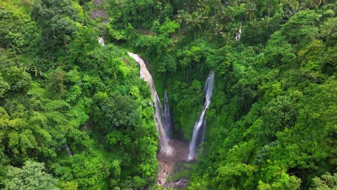 鸟瞰斐济瀑布在巴厘岛，印度尼西亚