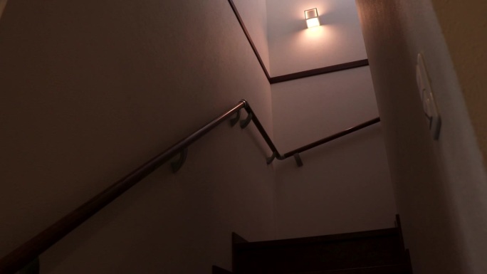 昏暗的楼梯上有一盏小灯