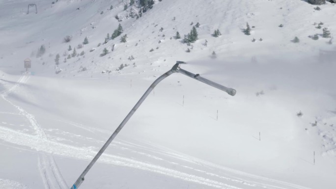 雪炮在瑞士恩格尔堡的山坡上发射人造雪