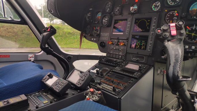 直升机座舱内部仪表板，空中通讯和导航系统