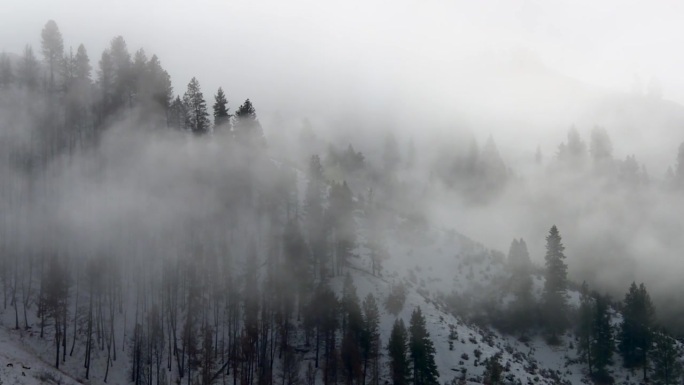 美国爱达荷州博伊西国家森林的冬季山脉上的烟雾。静态的照片