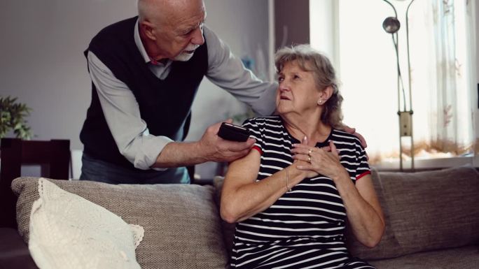 一位老年妇女胸口疼痛，她的丈夫安慰她并叫救护车
