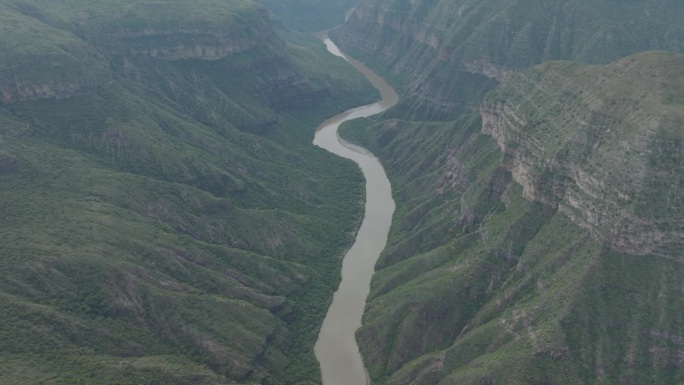 在约旦，桑坦德，哥伦比亚的昂帕拉河鸟瞰图。