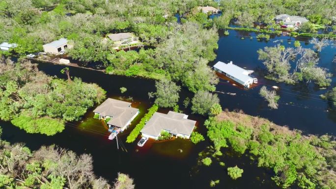 飓风“伊恩”袭击佛罗里达居民区后，住宅区周围发生严重洪水。自然灾害的后果