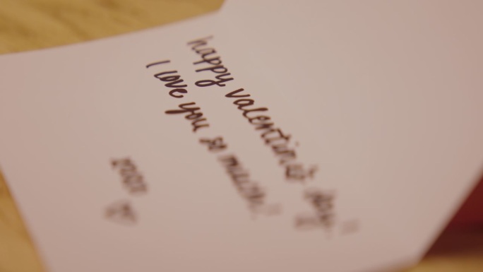 年轻女子写并包装了一张情人节卡片