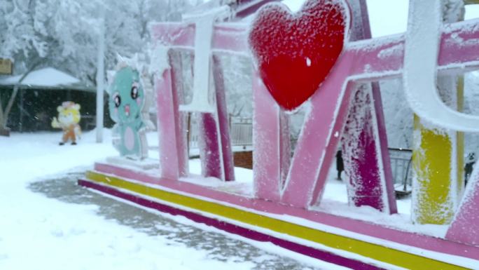 大雪纷飞的陕西汉中龙头山标志