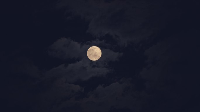 农历十五满月云中透出月亮