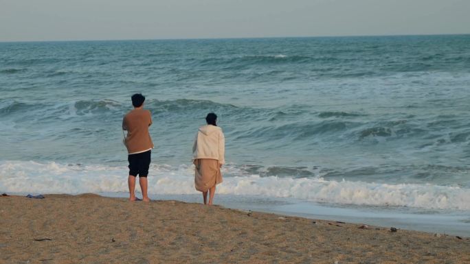 情侣海边散步约会情人节