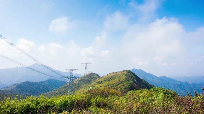 云雾缭绕的山岗