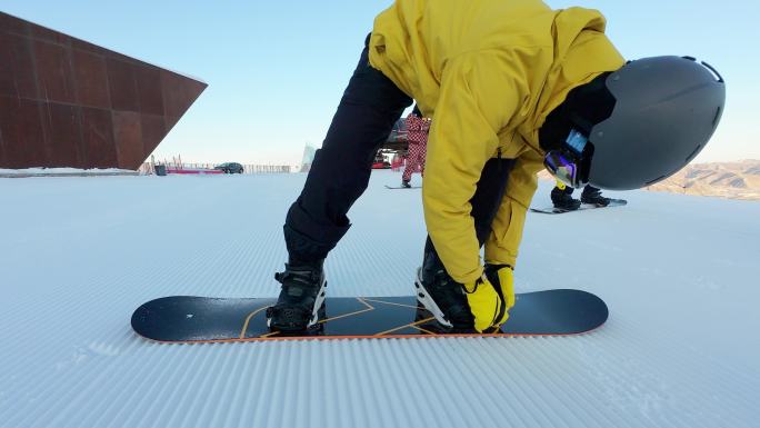 单板滑雪 穿雪鞋 穿雪板