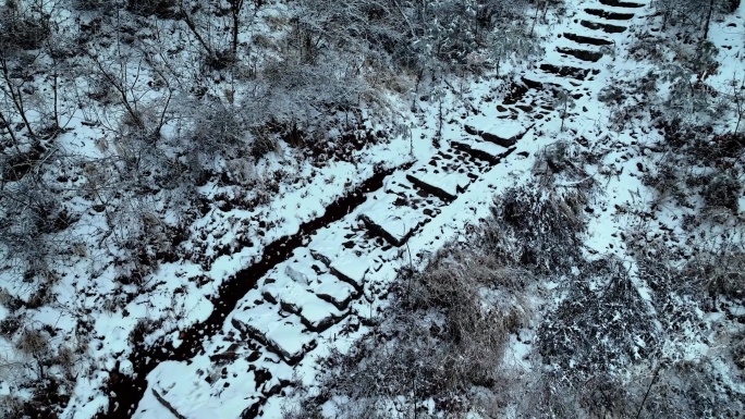 秦岭山中林间小路雪景