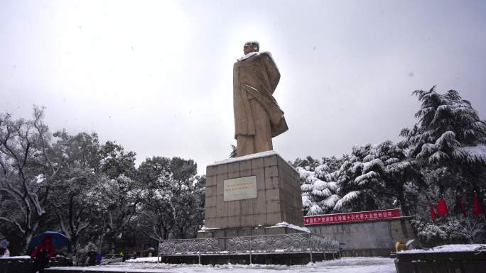 长沙湖南大学东方红广场毛泽东塑像雪景实拍