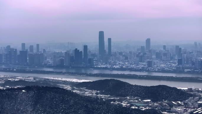 长沙岳麓山国金中心CBD雪景同框航拍