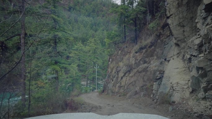 行驶在西藏危险道路