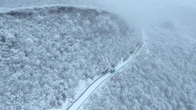 航拍雪中陕西汉中龙头山的行车