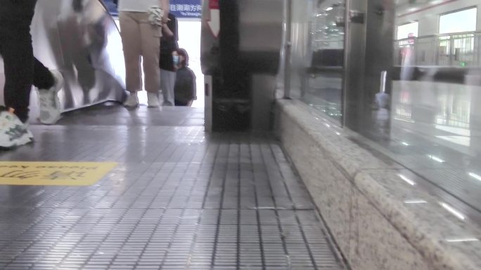地铁行人坐电梯脚步特写