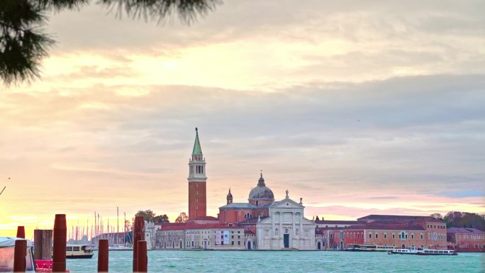柔和的黄色日出在威尼斯俯瞰圣乔治马焦雷和泻湖通过松枝