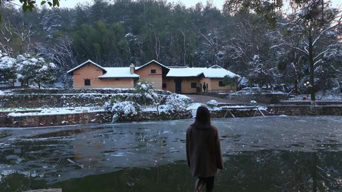 罕见雪景下的毛泽东故居美女游客行走实拍