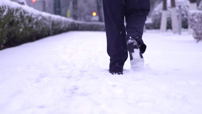 在雪地行走雪中漫步脚步特写