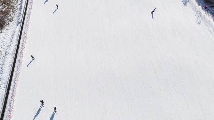 俯瞰滑雪的人们 崇礼富龙