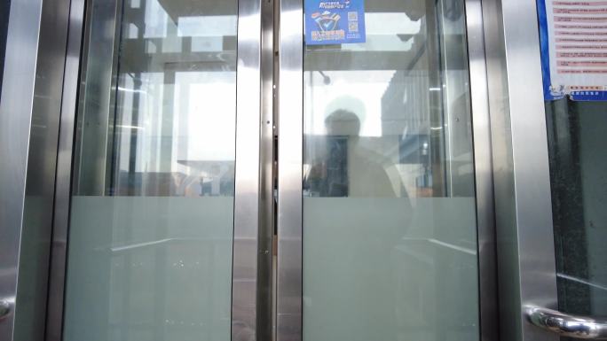 商场的电梯乘坐全过程