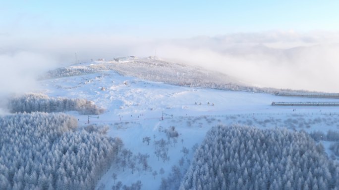 绝美雾凇云海 万龙滑雪场山顶