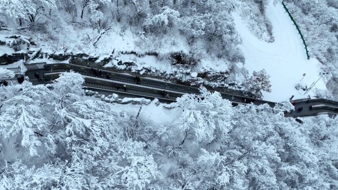 航拍雪中的陕西汉中龙头山自动步行梯