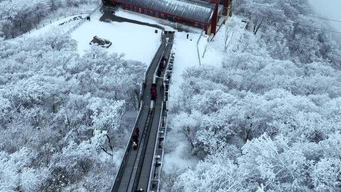 航拍雪中陕西汉中龙头山自动步行梯