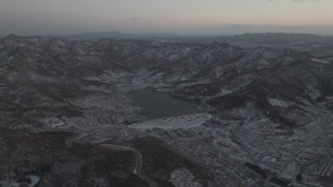 航拍俯瞰冬季威海里口山姜家疃水库群山